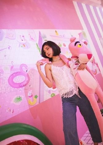 年轻的女孩在办公室推荐香水