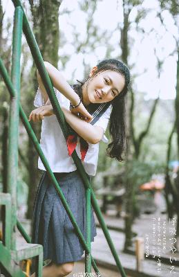 中午妈妈在厨房做饭